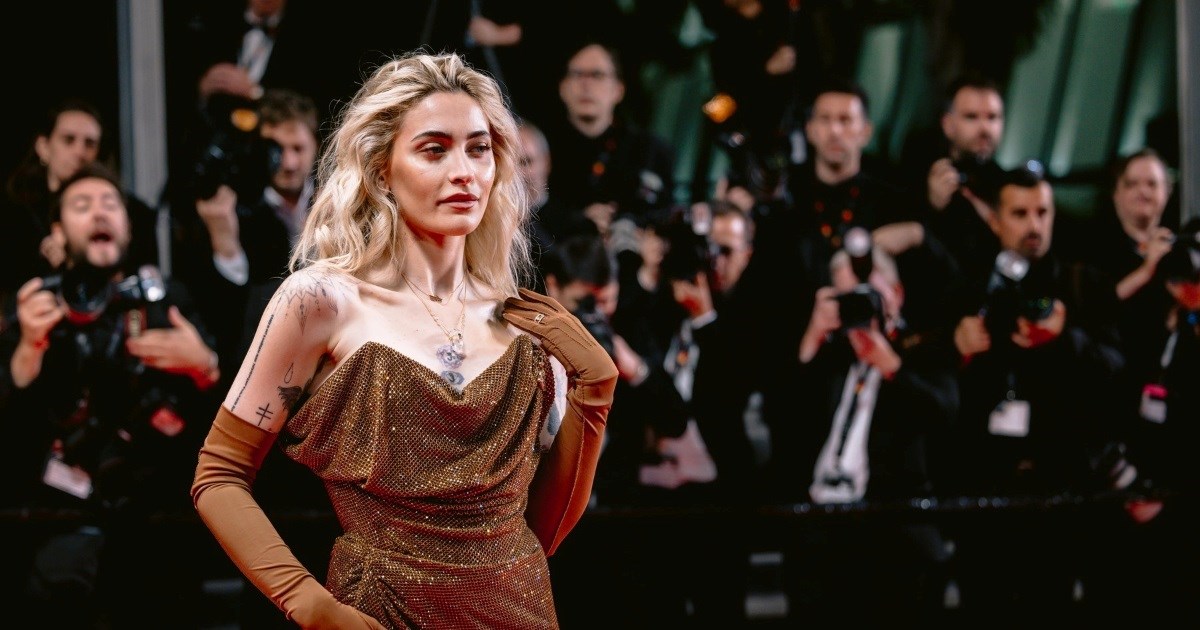 Haljina s visokim prorezom baš je namučila kći Michaela Jacksona u Cannesu