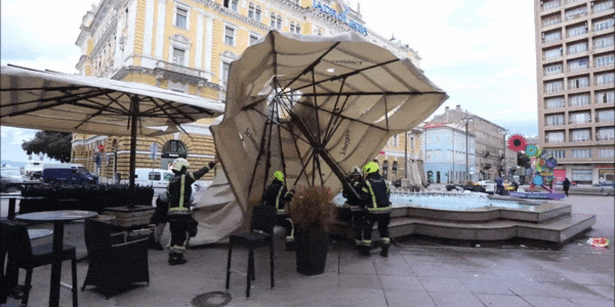 VIDEO Olujna bura u centru Rijeke ruši tende, stigli vatrogasci