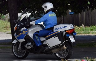 Policajac u Zagrebu prošao kroz crveno i skrivio prometnu nesreću