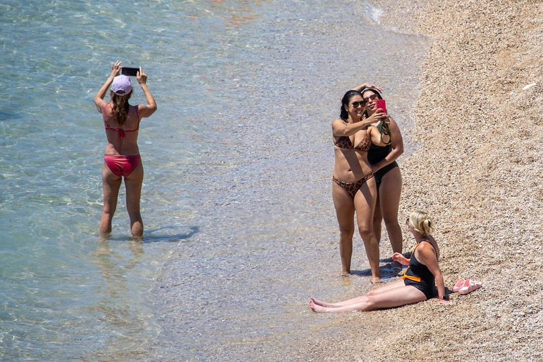 FOTO Najpoznatija plaža u Dubrovniku puna je kupača, grad vrvi turistima