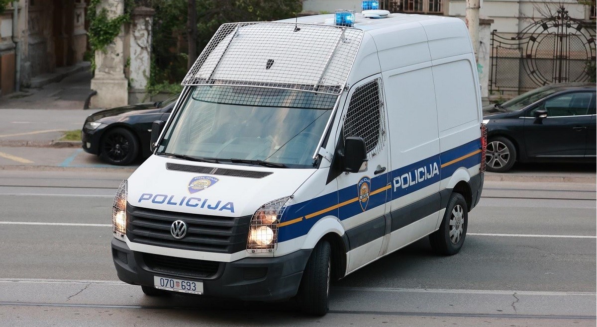 Policija pronašla maloljetnika koji je u Osijeku ukrao auto i skrivio nesreću