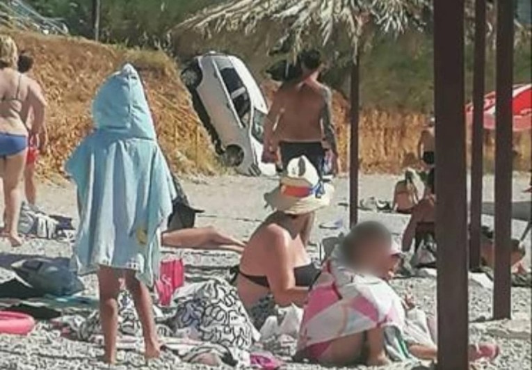 Fotka s dalmatinske plaže postala hit zbog detalja u pozadini: "Prvi red do mora"