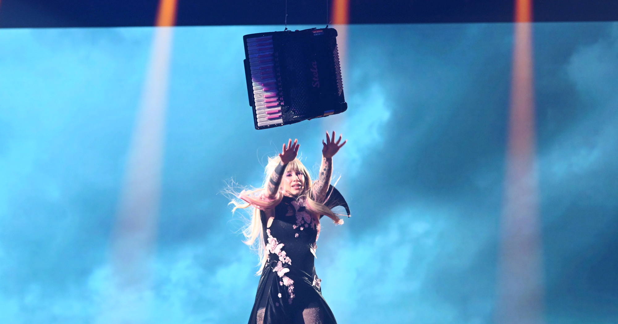 Pjeva, svira harmoniku, voli automobile i želi na Eurosong. Tko je Stela Rade?