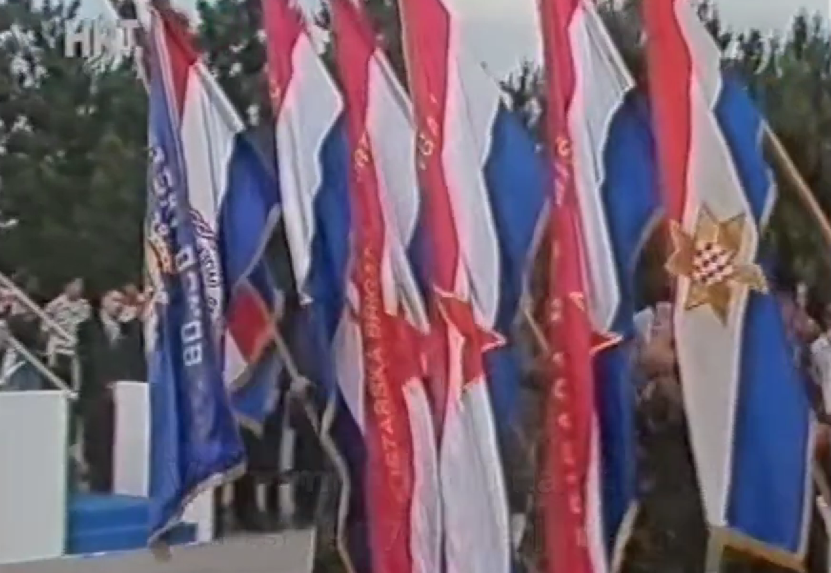 VIDEO Na Tuđmanovom mimohodu 1997. istaknuta hrvatska zastava s petokrakom