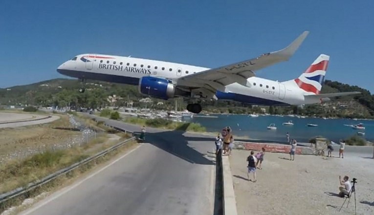 VIDEO Skoro su stradali: Snimali selfieje dok im je avion prolazio pored glava