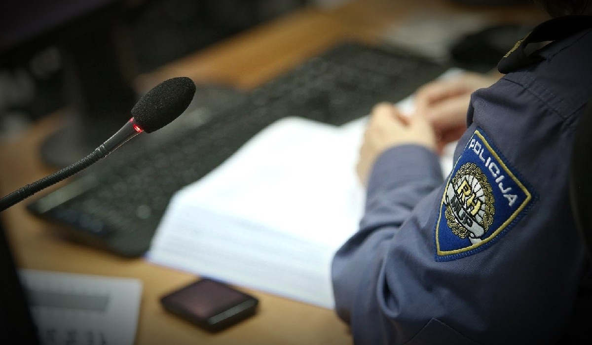 U Novskoj skakao po policijskom autu pa kasnije u stanici ozlijedio policajca