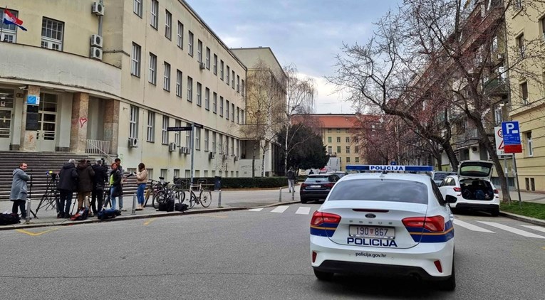 Uhićen mladić koji je s mačetom upao u zagrebačku gimnaziju. Otkriven motiv?