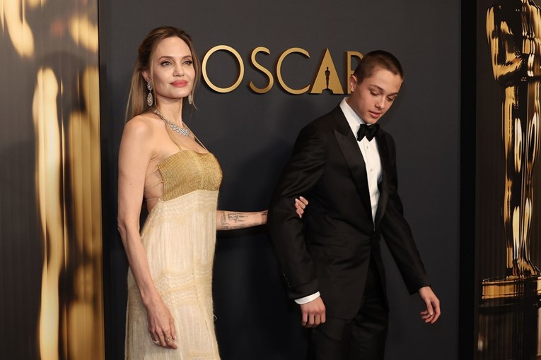 Knox Jolie-Pitt ukrao pažnju na crvenom tepihu, ljudi pišu da je "presjek Brangeline"