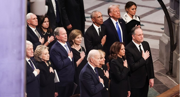 Svih pet živućih američkih predsjednika na jednom mjestu. Trump pričao s Obamom