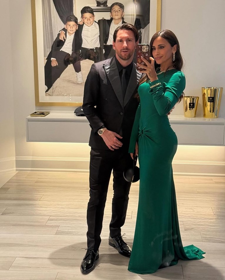 Messi pozirao sa suprugom Antonelom, detalj iza njih privukao pažnju