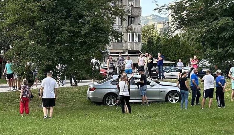 Tinejdžer u BiH maminim BMW-om naletio na dvije djevojke. Završile su u bolnici