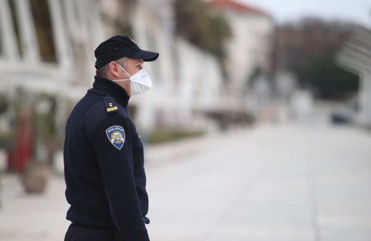 U Split poslane zaštitne maske, ogrtači i naočale
