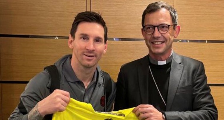 Messi dobio dres s potpisom pape Franje
