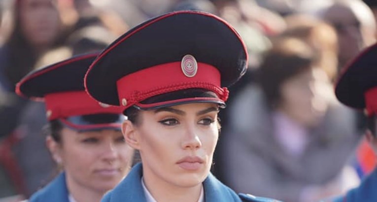 Na proslavi dana Republike Srpske svi su gledali u prelijepu policajku