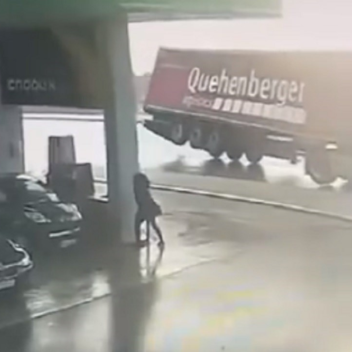 VIDEO Bura u Makarskoj podigla šleper, djevojka se držala da ne odleti