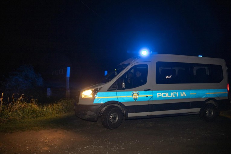 Starac u Solinu eksplozivom rušio stabla