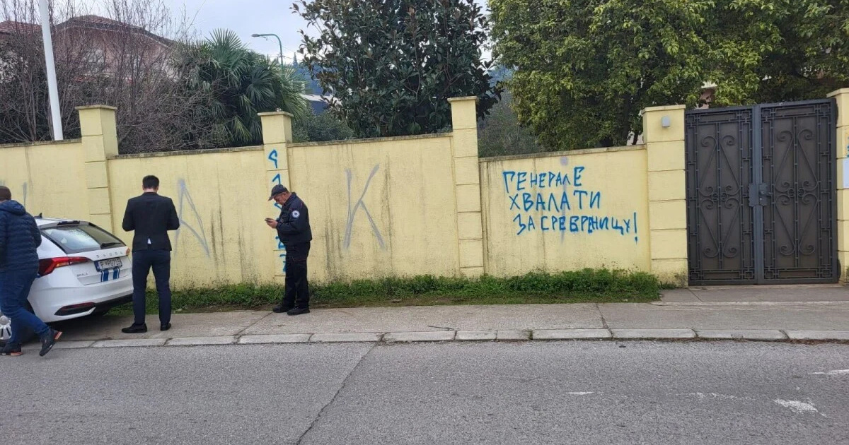 Na ogradi ambasade BiH u Podgorici grafit "Kafa, slatko, Mladić Ratko"