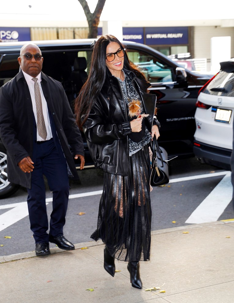 Prozirna suknja Demi Moore postala je tema dana