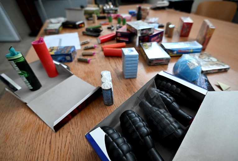 U stanu muškarca (55) u Splitu pronađeno 806 komada pirotehnike 