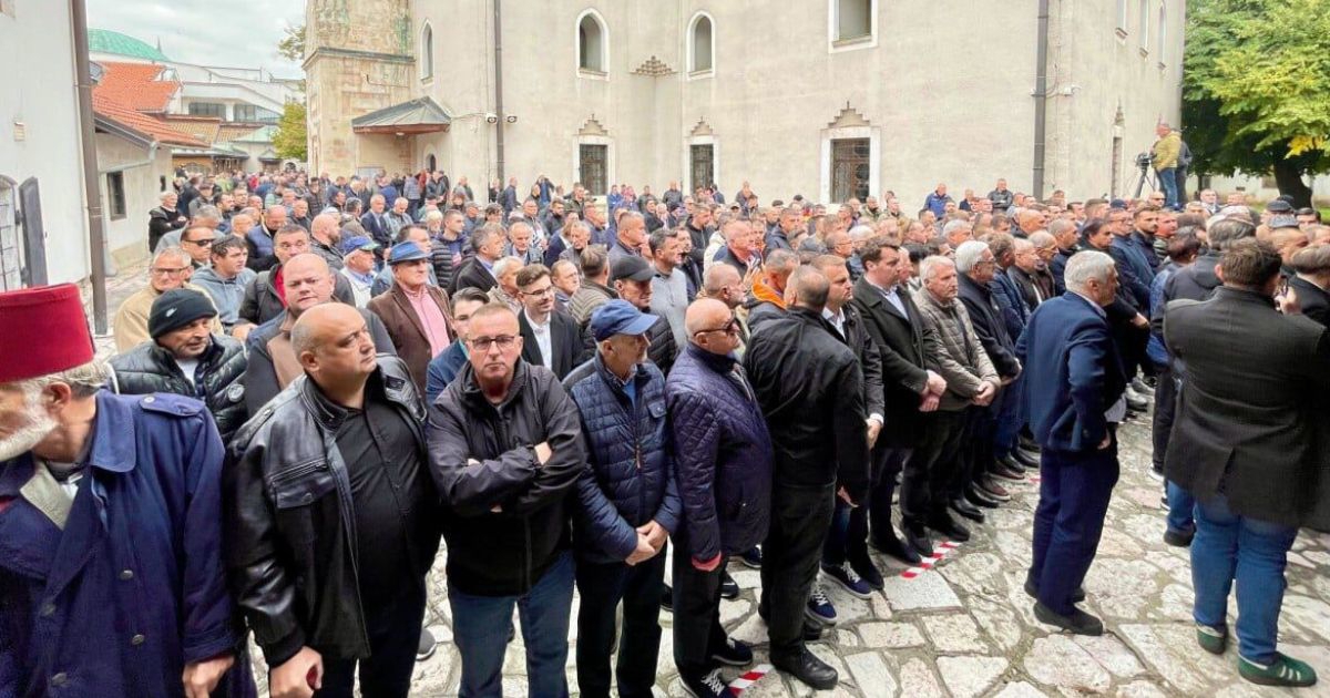 Tisuće ljudi okupilo se na dženazi Halidu Bešliću ispred Begove džamije u Sarajevu