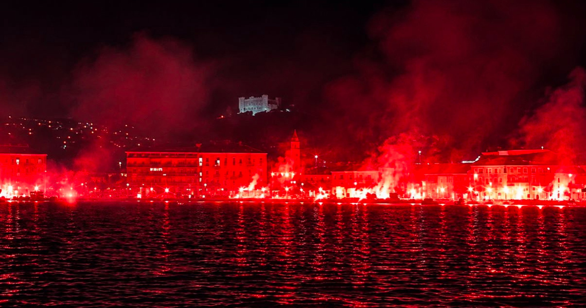 VIDEO Stotine baklji obasjale senjsku luku povodom Oluje