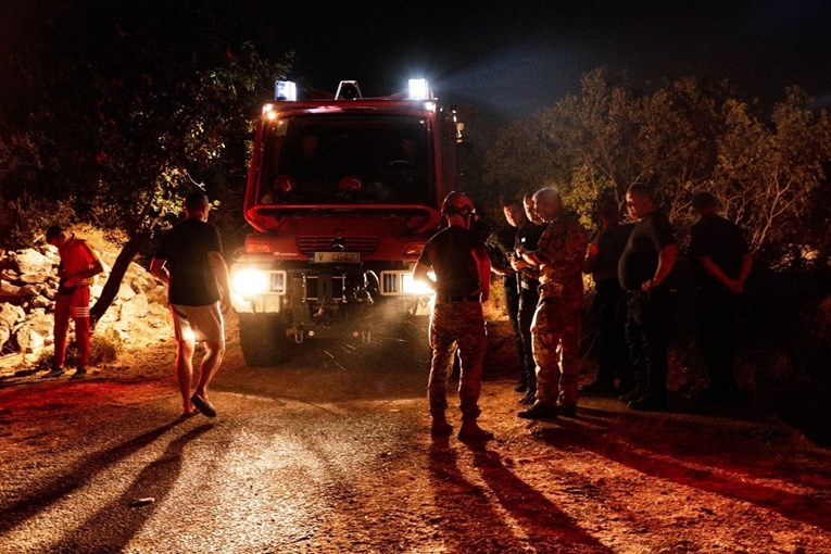 U Crnoj Gori vojska gasi požare. Prevrnula se cisterna, poginuo vojnik