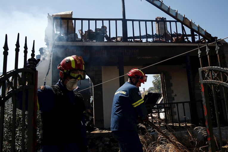 FOTO Snažni vjetrovi rasplamsali velike požare u Grčkoj i Njemačkoj