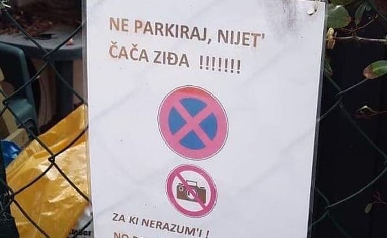 Poruka na ogradi u Splitu nasmijala Fejs: Ne parkiraj, nijet' čača ziđa...