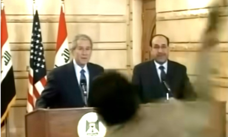 VIDEO Bio je to bizaran incident. Irački novinar Busha je gađao - cipelama