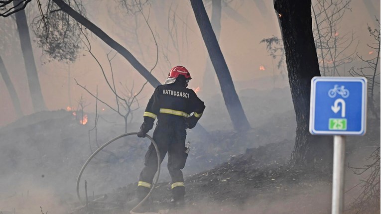 Vatrogasci će i drugu noć dežurati na požarištu kod Trogira