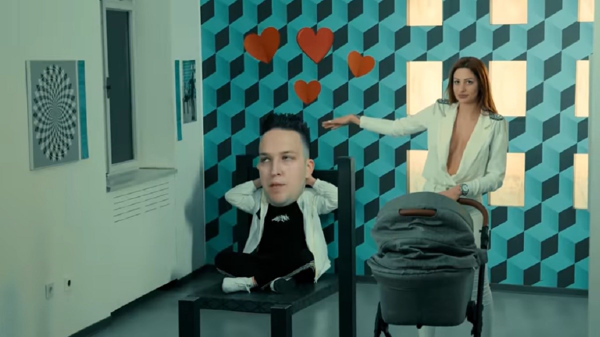 Nova karijera: Kristina Mandarina bez grudnjaka gurka kolica za bebu