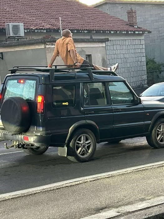 Fotka turista u Podstrani hit je na Fejsu: "Stranci vole taj vjetar u kosi"