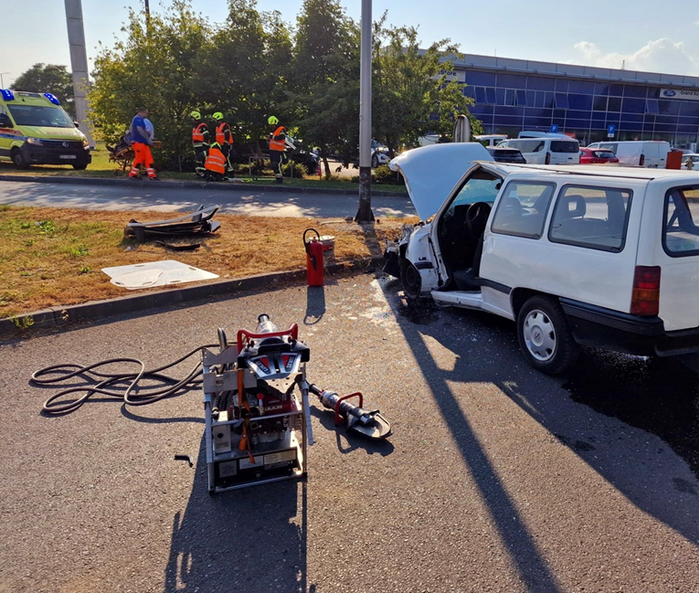 FOTO Autom se zabio u rasvjetni stup u Zagrebu