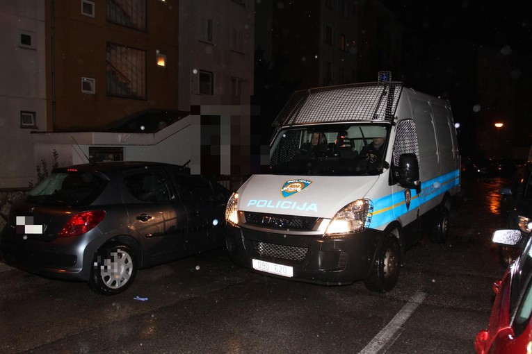 Tri sata držao susjeda u stanu u Rijeci i prijetio mu. "Davno si majci ukrao gedore"