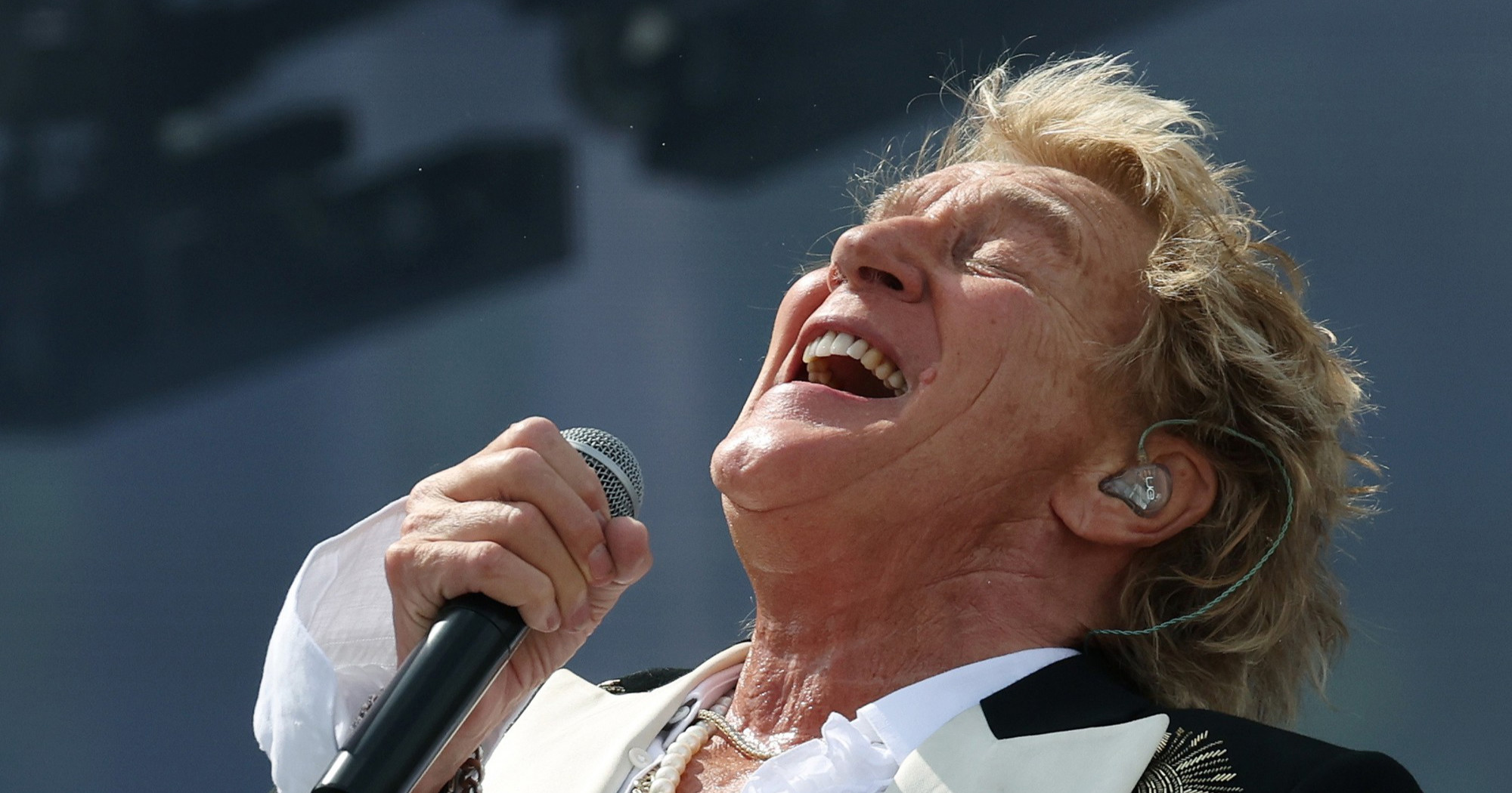 Rod Stewart pauzirao koncert da bi koristio kisik nakon što se skoro onesvijestio