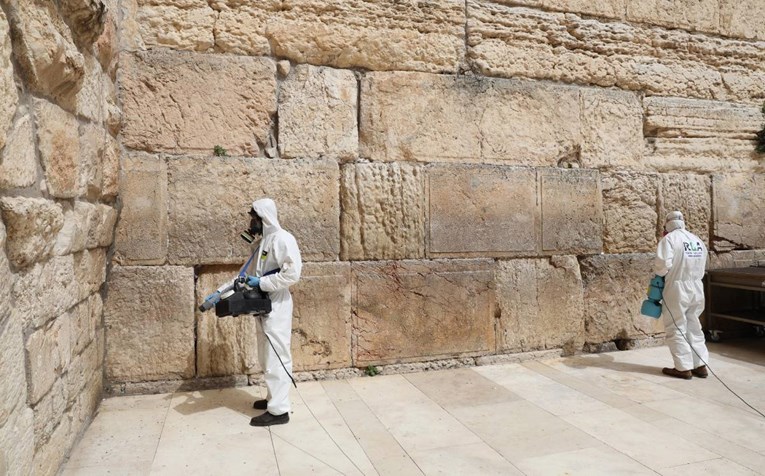 U polupraznom Jeruzalemu franjevci vjernicima dijelili maslinove grančice