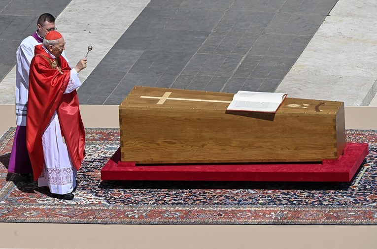 Papa je pokopan. Što sada slijedi?