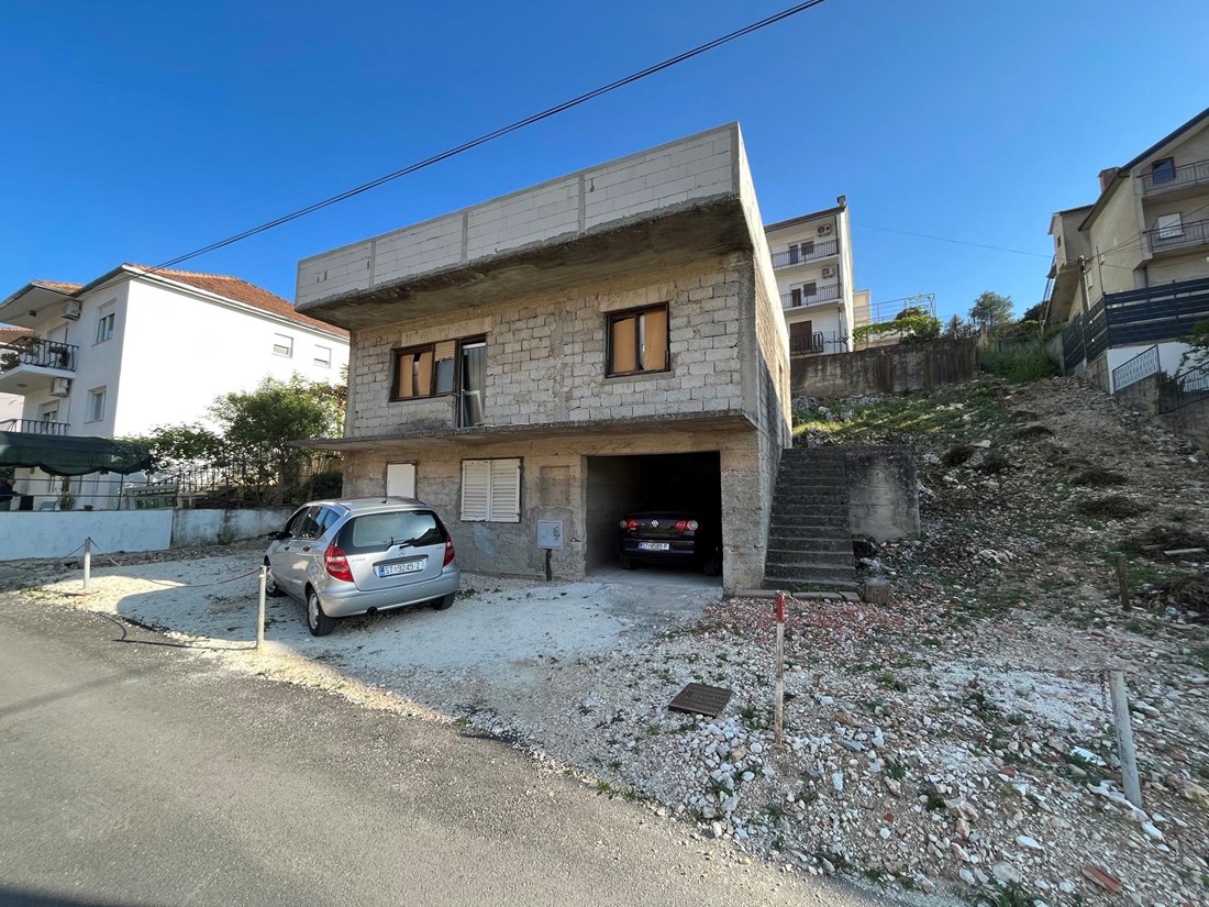 Imanje na Velebitu s dvije kamene kuće za 80.000 eura