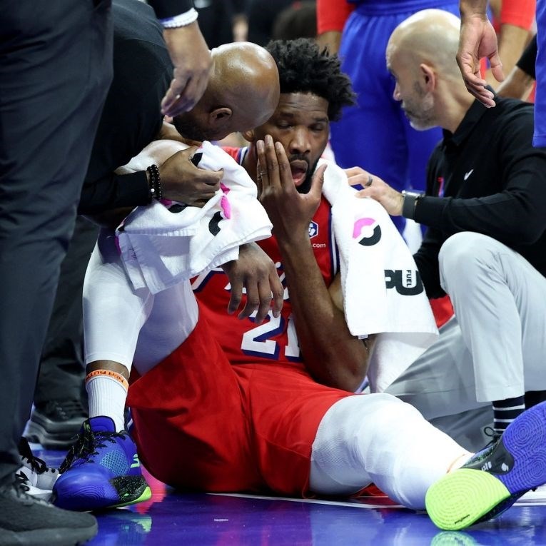 VIDEO Embiid ostao ležati s rukama na licu. Ovaj put imao je dobar razlog