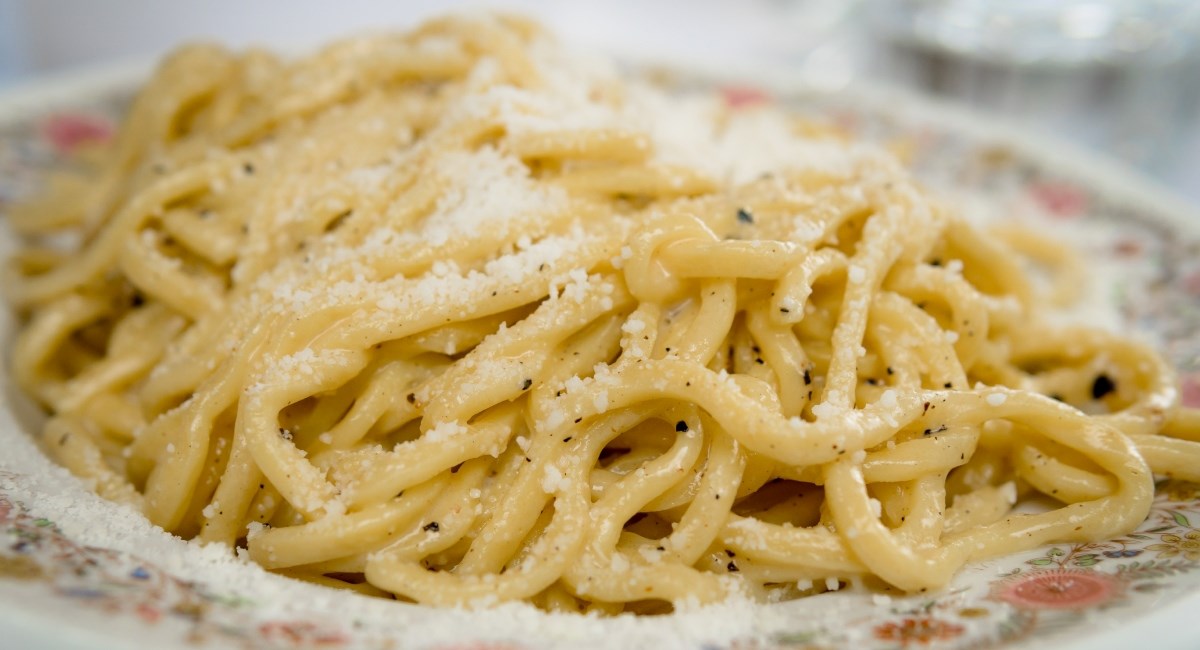 Kako izbjeći grudice sira u kremastom umaku za tjesteninu? Slijedite ove korake