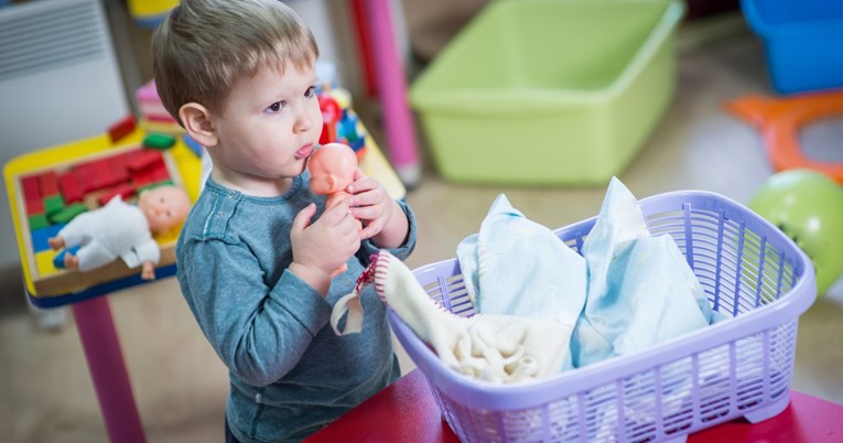 Prednosti su raznolike: Psiholozi otkrili zašto bi se dječaci trebali igrati lutkama