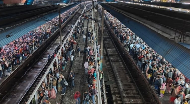Najmanje 15 mrtvih u stampedu na željezničkoj postaji u Indiji. Išli su na hodočašće