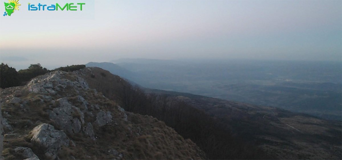 Gori na nepristupačnom terenu iznad Mošćeničke Drage