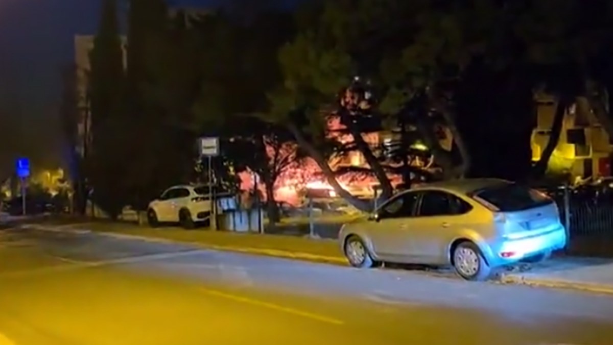 U Splitu izgorio BMW