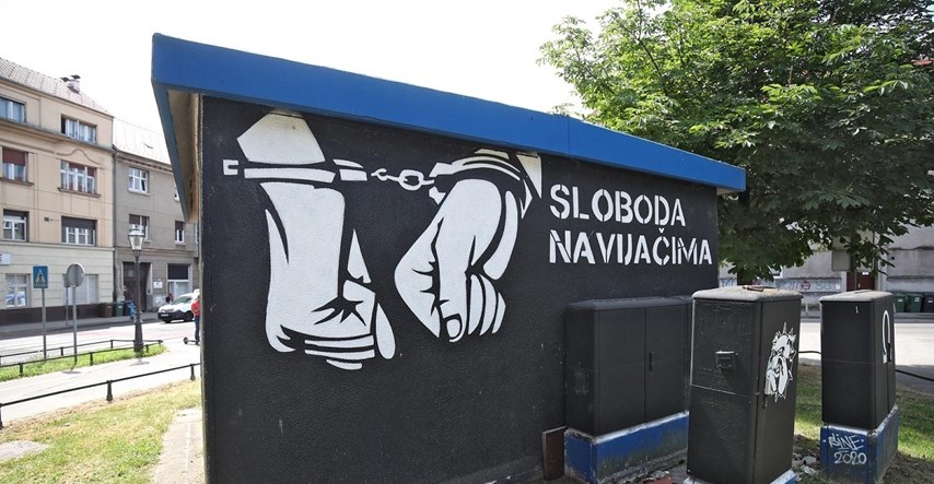 Mural "Sloboda navijačima" osvanuo u Zagrebu, prikazuje ruke u lisicama