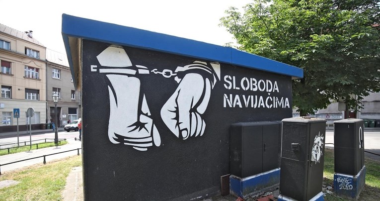 Mural "Sloboda navijačima" osvanuo u Zagrebu, prikazuje ruke u lisicama