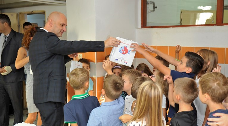 Tolušić ima akciju "Danas jedemo ribu". Školarcima podijelio hrpu konzervi