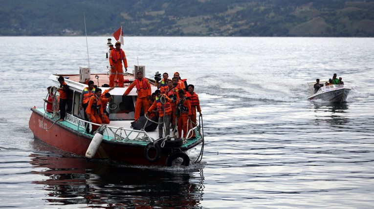 Uhićen kapetan potonulog broda u Indoneziji, potraga za 193 nestalih se nastavlja