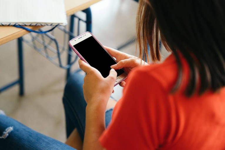 Od idućeg tjedna potpuna zabrana mobitela u francuskim srednjim školama