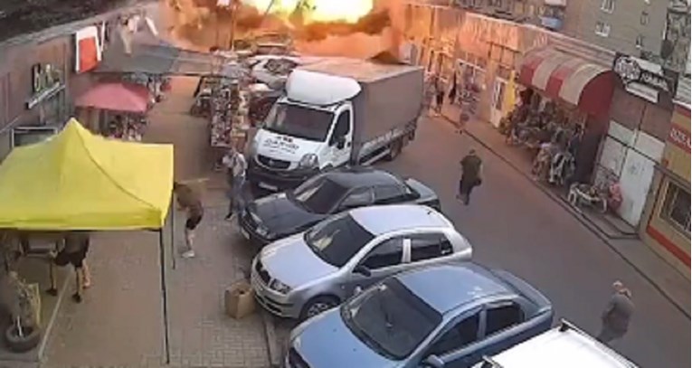 VIDEO Snimljen trenutak ogromnog napada na tržnicu u Ukrajini. Najmanje 16 mrtvih
